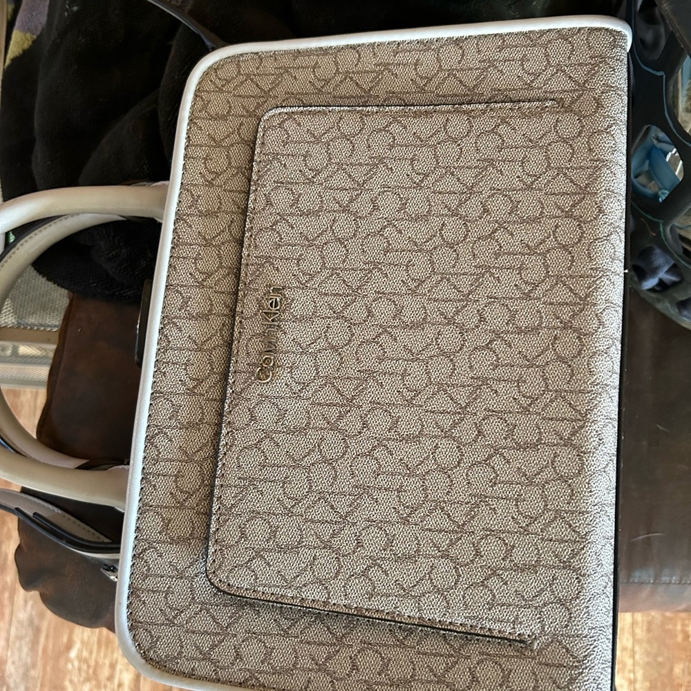 Try to get rid of this purse don’t need or want it anymore